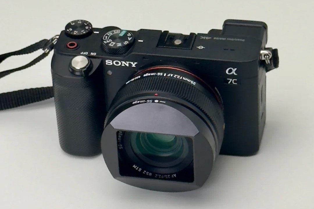 Kompaktes-35mm-f-2-2-AF-f-r-Vollformatkameras-im-Anmarsch