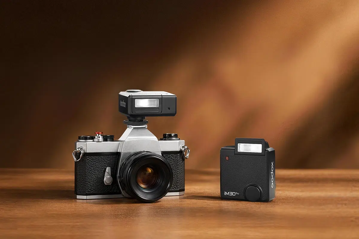 Godox-iM30Pro-vorgestellt-Kompakter-Retro-Blitz-mit-Klappkopf-und-USB-C-Akku