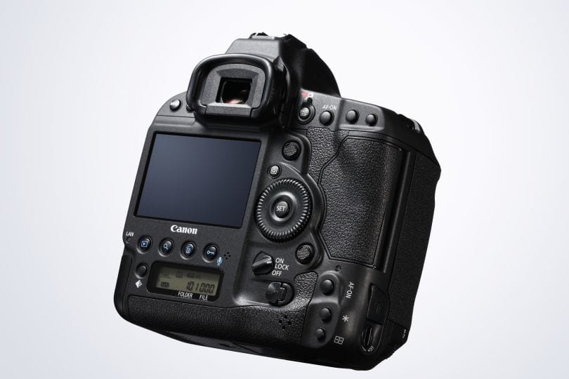 Äußerlich gibt es bei der Canon EOS-1D X Mark II im Grunde keine Unterschiede zu ihrer Vorgängerin.