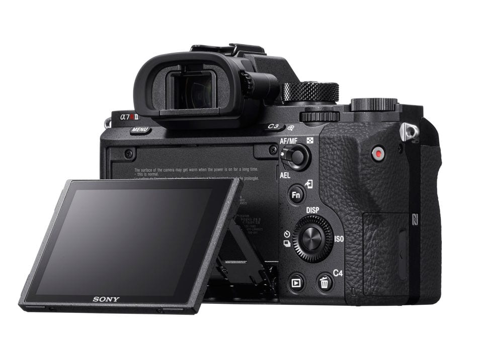 Die Sony A7r II arbeitet mit einem kippbaren 3-Zoll-Display und einem EVF mit